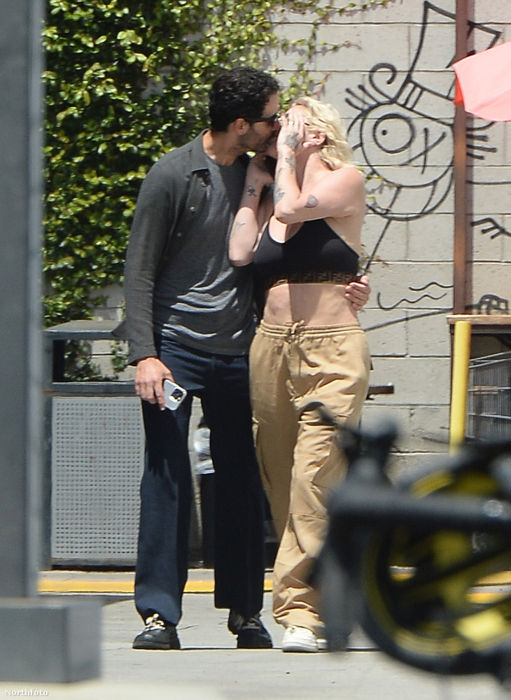 Kesha éppen szerelmével, a filmproducerként tevékenykedő Riccardo Maddalossóval csókolózott, amikor sikerült lekapniuk őt a fotósoknak