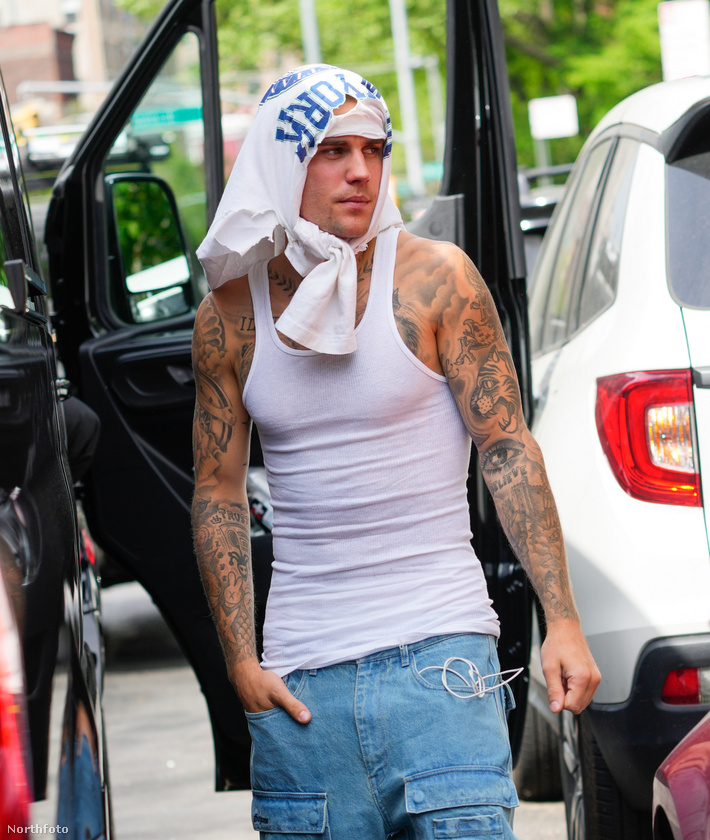 Justin Bieber éppen a hírességek egyik kedvelt törzshelyéről, a New York-i Pitti bárból távozott, amikor kattantak a paparazzók vakui