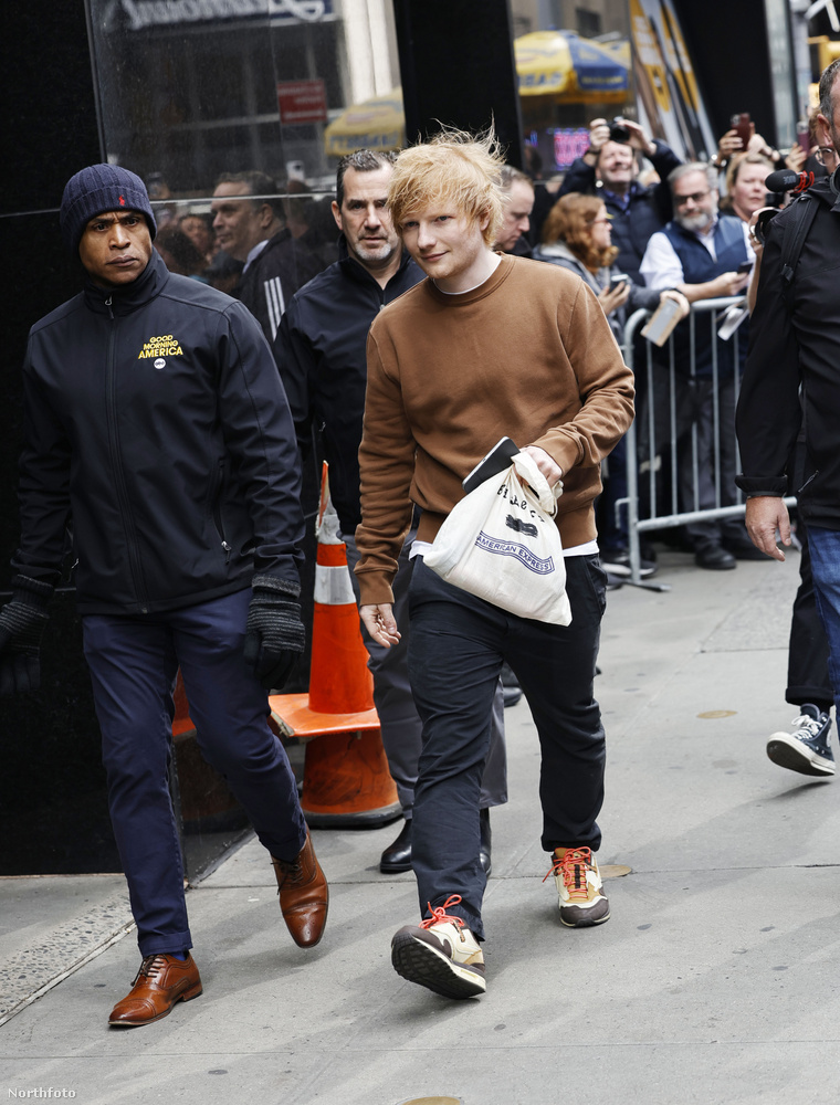 Ed Sheerant a The Good Morning America című reggeli beszélgetős műsor stúdiója előtt kapták lencsevégre New Yorkban