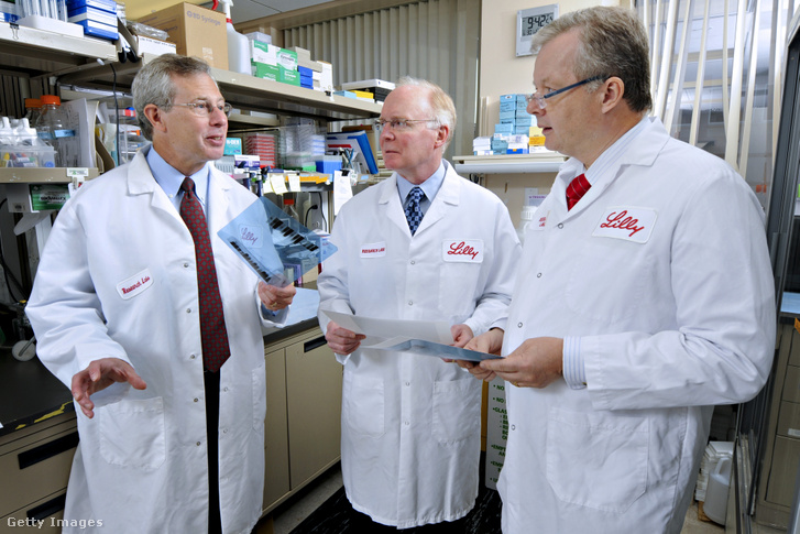 Jan Lundberg, az Eli Lilly Co. tudományos és technológiai alelnöke (jobbra) az Alzheimer-kór kutatási eredményeiről beszél Richard Mohs kutatócsoport-vezetővel (középen) és Eric Siemersszel, a Lilly kutatócsoportjának orvos-igazgatójával