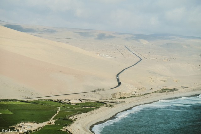 Peruban az óceán partján visz az út egy része
