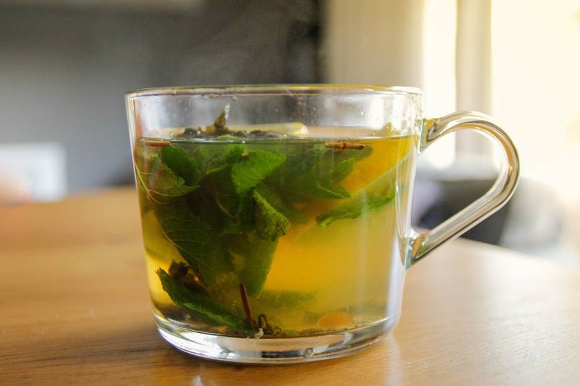 A marokkói mentatea fodormentát és zöld teát tartalmaz. A stresszűző zöld tea bizonyítottan zsírégető hatással bír epigallokatekin-3-gallát - EGCG - antioxidánstartalma miatt. Ezenkívül található benne élénkítő, serkentő hatású koffein is. Főzz egy kanna zöld teát, majd egy maréknyi fodormentalevelet áztass benne. 2-3 csészével fogyaszd naponta.