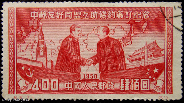 Mao Ce-tung és Sztálin nevezetes kézfogását ez a kínai bélyeg is megörökítette