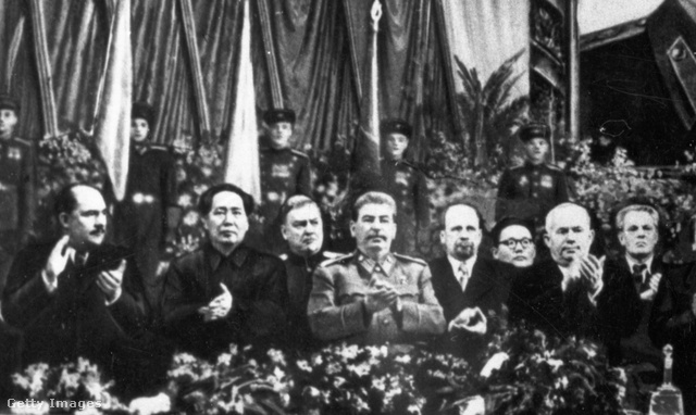 Sztálin a 70. születésnapjára érkezett kommunista politikusok között