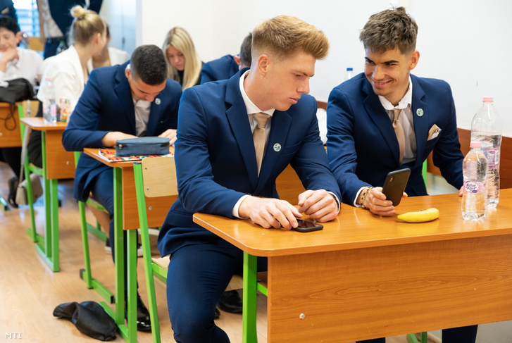 Érettségiző diákok a győri Fehér Miklós Labdarúgó Akadémia Gimnáziuma és Kollégiumában 2023. május 10-én