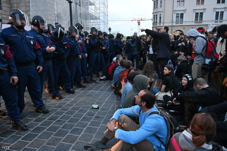 Rendőrök és tiltakozók a pedagógusok tervezett státusztörvénye elleni tüntetés vége után a Karmelita kolostornál tartott demonstráción 2023. május 3-án