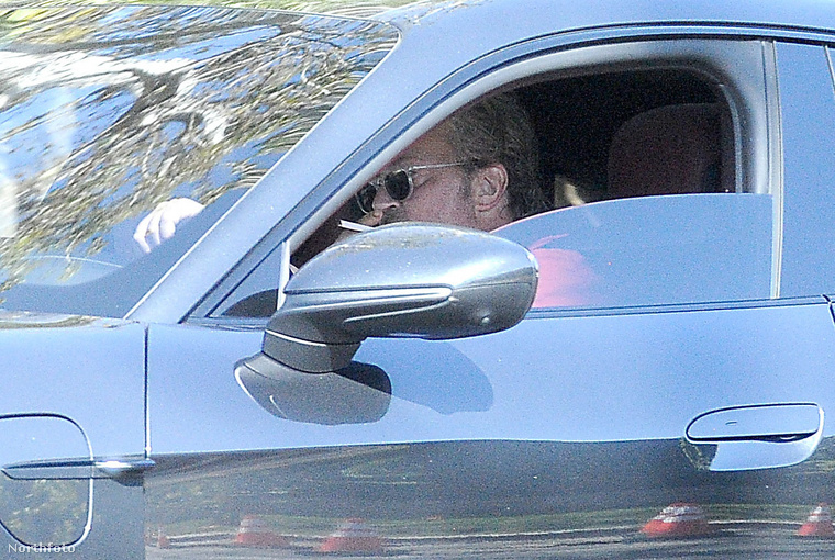 Matthew Perry-t a vadonatúj Porschéjával kocsikázva kapták lencsevégre a fotósok Los Angeles országútjain