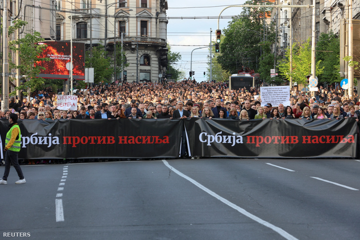 Az erőszak ellen tüntetnek Belgrádban 2023. május 8-án, az iskolai lövöldözést követően