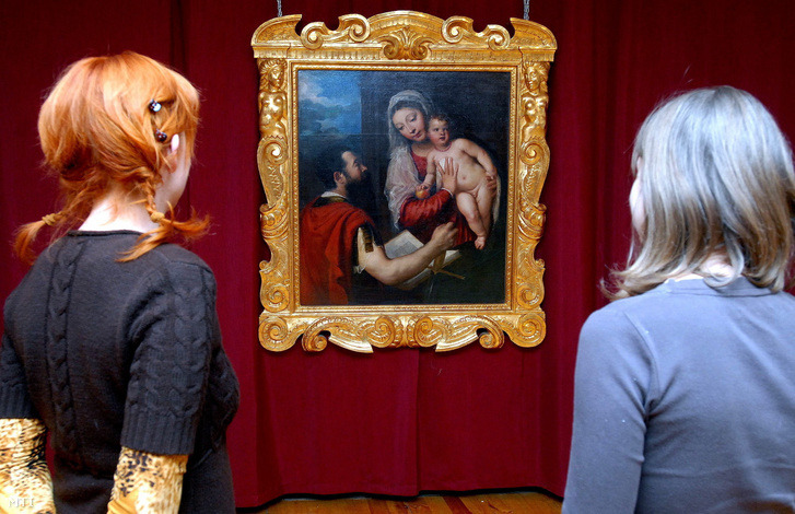 A múzeum munkatársai nézik Tiziano Vecellino Mária gyermekével és Szent Pállal című festményét a pécsi Művészetek és Irodalom Háza kiállítótermében 2009. január 6-án