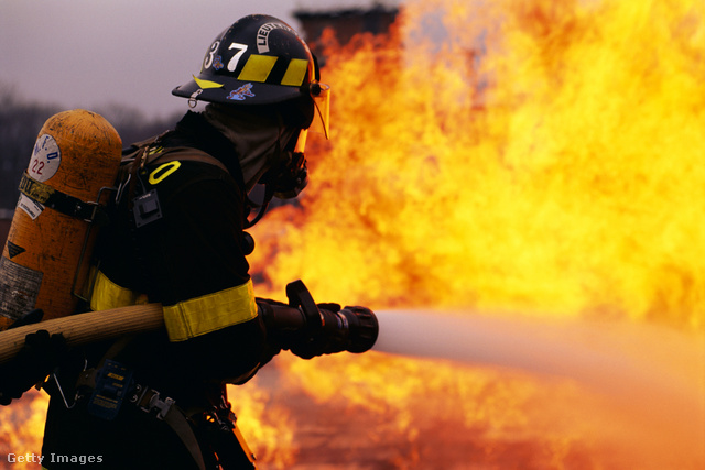 A tűzoltók heroikus munkája sem tudta megmenteni 23 család otthonát