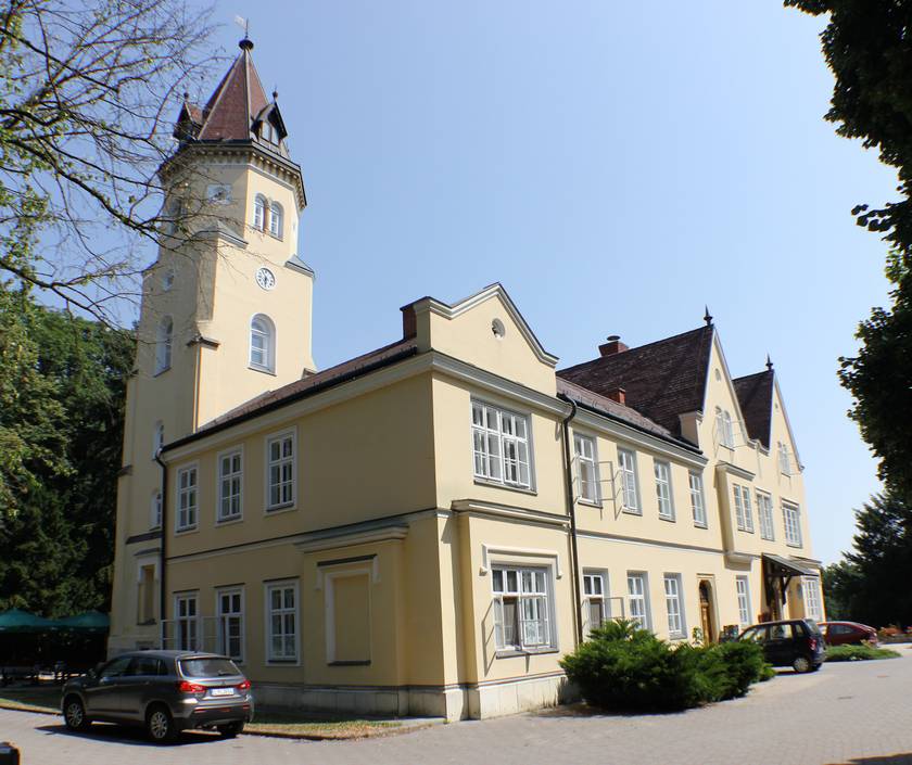 A falu egyik legfőbb látnivalója az 1800-as évek elején épült impozáns Festetics–Baich-kastély, melyben ma kastélyszálló működik.