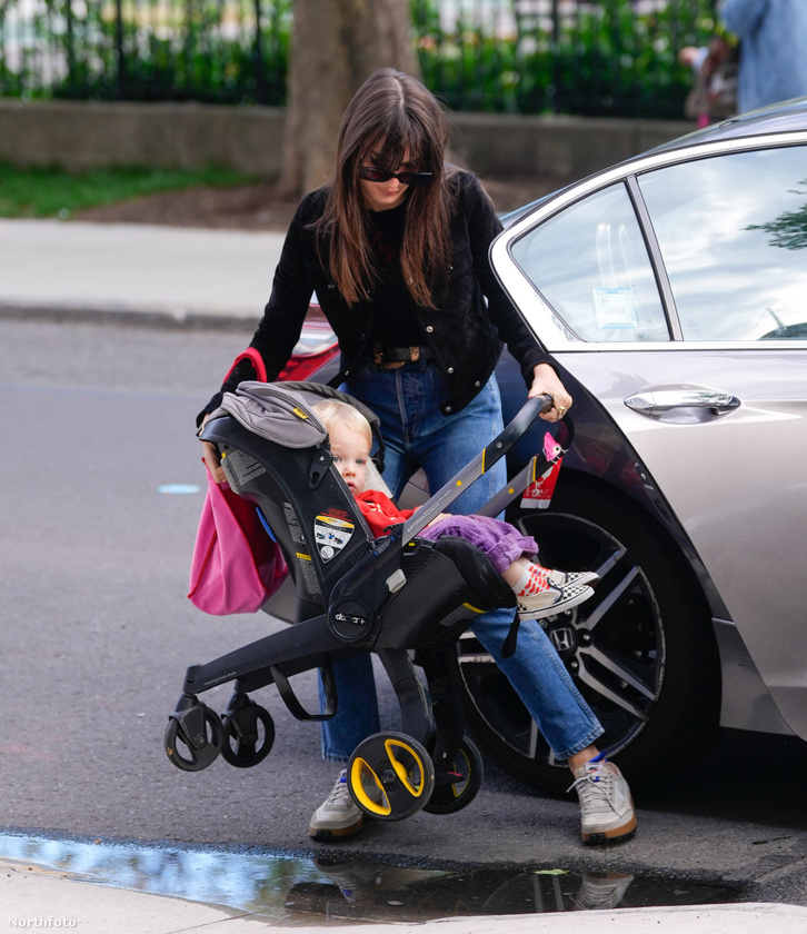 Emily Ratajkowskit akkor kapták lencsevégre, amikor éppen egy babakocsiba próbálta átemelni kisfiát az autója hátsó üléséről New York egy utcájában.
                        wore a black sweater, skinny jeans, and Nike sneakers