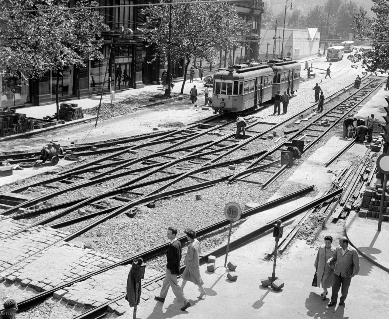 Budapest, 1960. július 5. Ideiglenes villamossíneket fektetnek le a Szabadsajtó úton. Az Erzsébet híd építése miatt áthelyezik a 68-as villamos végállomását a Szabadsajtó út és a Veres Pálné utca sarkára.