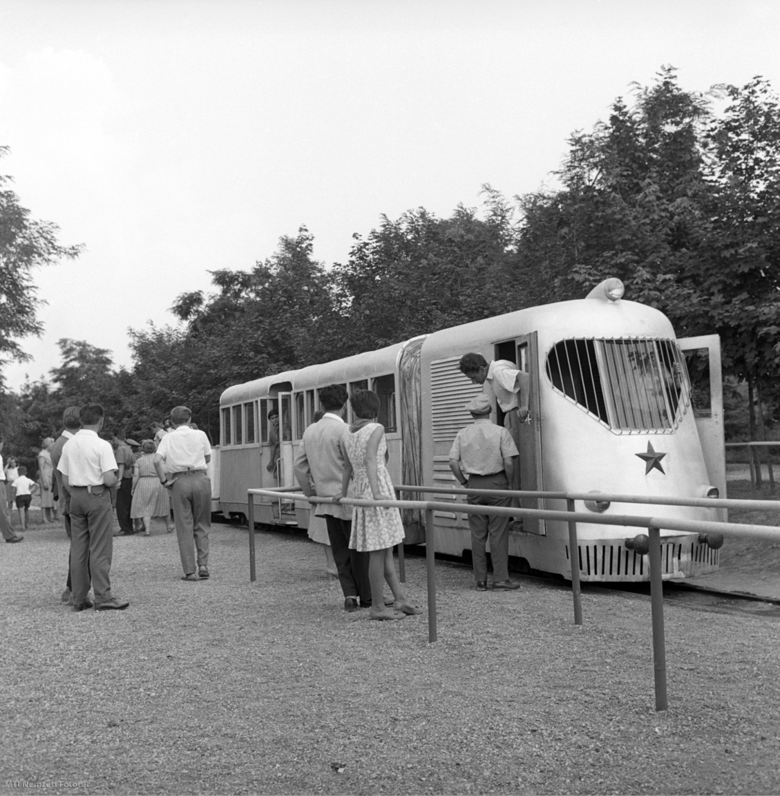 Sztálinváros, 1961. július 2. Utasok szállnak le és fel a villamosra az egyik megállóban.