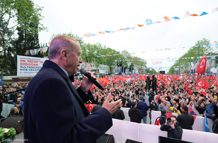 Recep Tayyip Erdogan török elnök beszédet mond a Sultangazi választási gyűlésen Isztambulban 2023. május 12-én