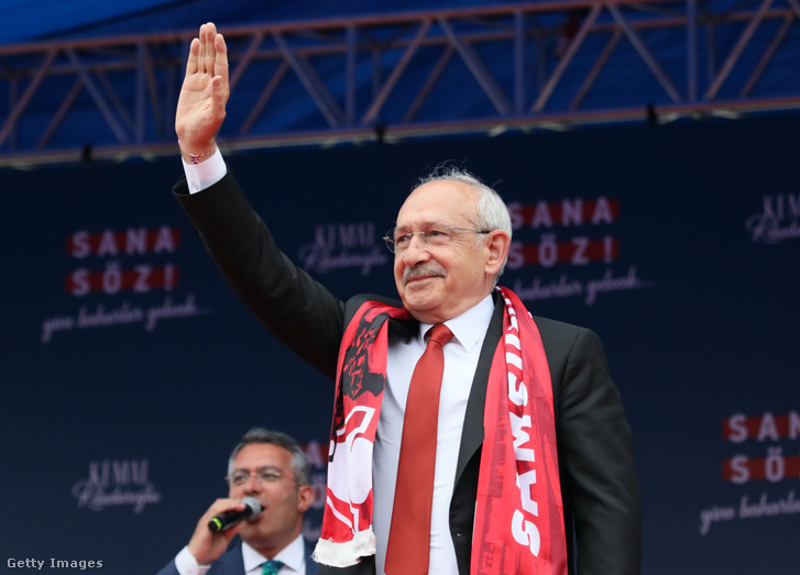 Kemal Kilicdaroglu köszönti a tömeget egy választási gyűlésen Samsunban 2023. május 12-én