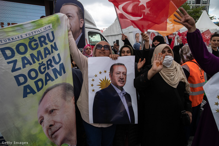 Egy nő Recep Tayyip Erdogan török elnök plakátját tartja egy kampányrendezvényen Isztambulban 2023. május 9-én