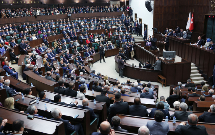 Recep Tayyip Erdogan török elnök beszél a török parlamentben 2022. november 23-án