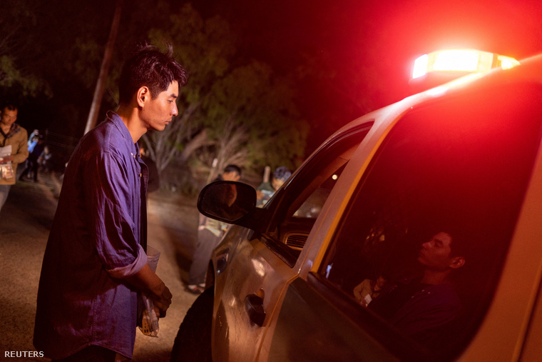 Egy Kínából érkező menekült férfi azonosítja magát a határőröknek, miután feladta magát egy csoporttal együtt, amelyet a Rio Grande folyón át csempésztek Mexikóból az Egyesült Államokba