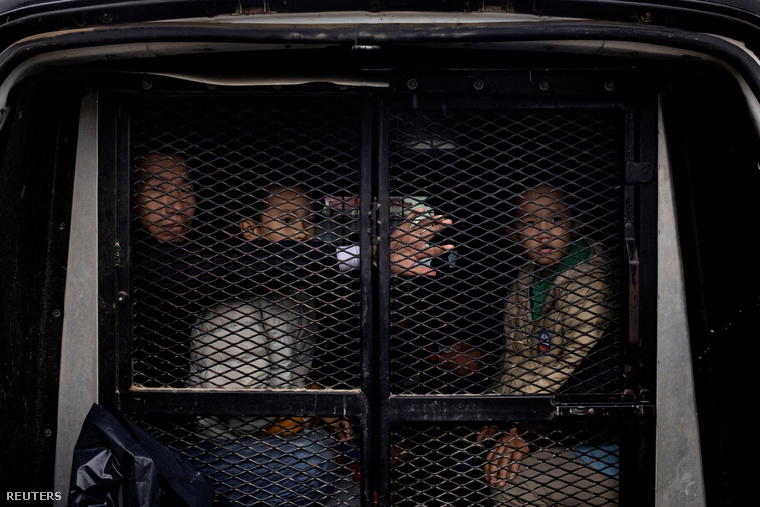 Egy Kínából érkező, menekültcsalád ül egy szállítójárműben, miután megadták magukat a határőröknek a texasi Frontonban, az Egyesült Államokban 2023
