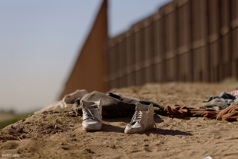 Ruhák és teniszcipők a fal mellett az Egyesült Államok és Mexikó határán a texasi El Pasóban május 8-án