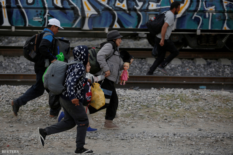 Többnyire Venezuelából érkező menekültek futnak, hogy felkapaszkodjanak egy vonatra El Basurerónál