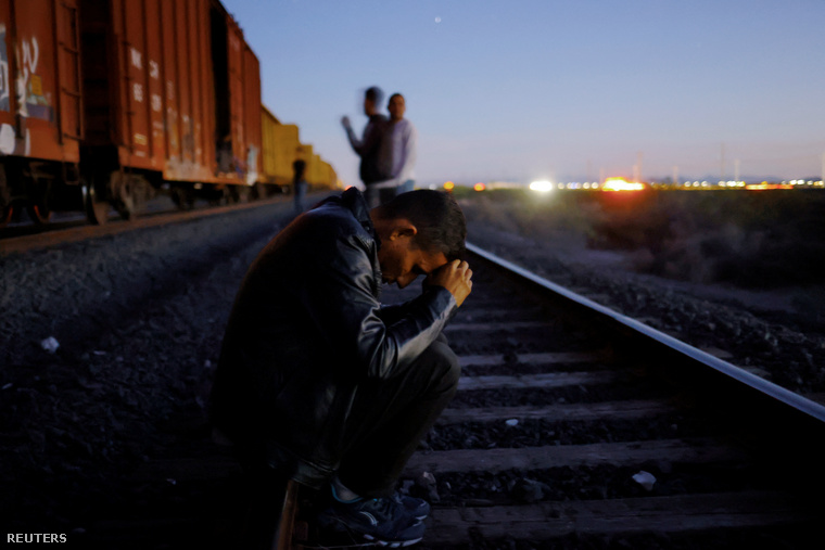 Az Egyesült Államokba igyekvő menekültek egy vonat előtt Ciudad Juarez külvárosában, Mexikóban 2023