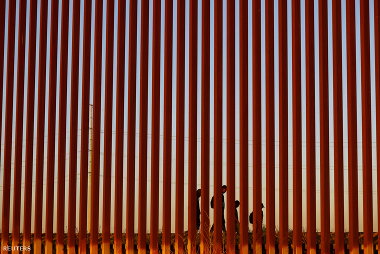 Menekültek a határfal mellett sétálnak Ciudad Juarezben, Mexikóban, az amerikai El Pasóból nézve 2023