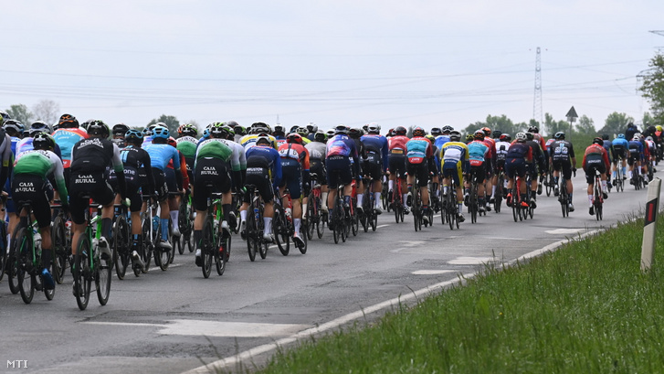 A 44. Tour de Hongrie országúti kerékpáros körverseny mezőnye a negyedik 206 kilométeres Martonvásár - Dobogókő szakaszon Martonvásárnál 2023. május 13-án