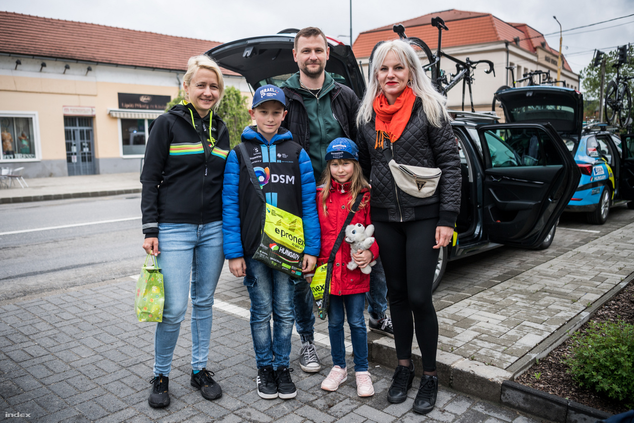 Lengyel szurkolók ajándékkal kedveskednek Köllő Zsuzsannának Martonvásáron szombaton reggel