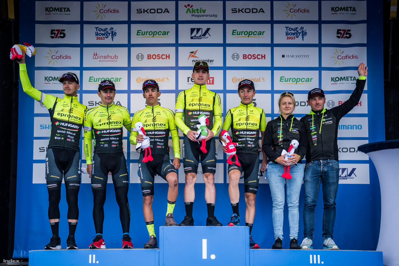 A Tour de Hongrie legjobb magyar csapata, balról jobbra: Szarka Gergely, Rózsa Balázs, Valent Márk, Karl Ádám, Byron Muton, Köllő Zsuzsanna és Kiss Gergely