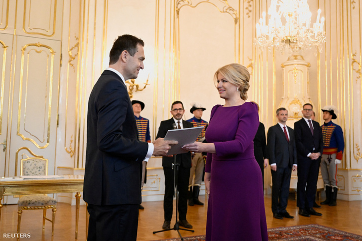 Zuzana Caputová szlovák köztársasági elnök és Ludovit Odor miniszterelnök kezet fog a kabinet beiktatása után a pozsonyi elnöki palotában 2023. május 15-én
