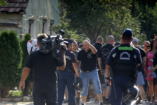 Demonstrálók vonulnak fel az Élni és élni hagyni – demonstráció a jogos magyar önvédelemért elnevezésű megmozduláson Devecserben 2012. augusztus 5-én.