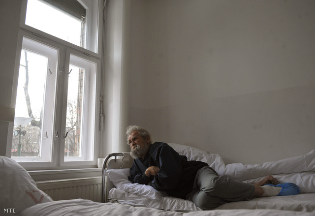 Juhász Imre fekszik ágyában a Szabolcs utcai hajléktalangondozó központ kórházának egyik kórtermében Budapesten