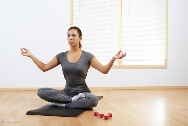 stockfresh 1653370 woman-doing-yoga-at-home sizeM