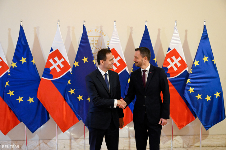 Ódor Lajos, Szlovákia újonnan kinevezett miniszterelnöke kezet fog Eduard Heger leköszönő szlovák miniszterelnökkel a kabinet beiktatása után Pozsonyban, 2023. május 15-én