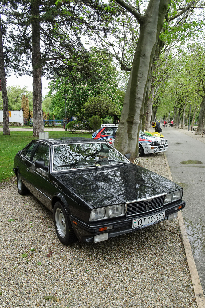 Az átmeneti időszakból származó OT-rendszám díszíti ezt az 1983-as Maserati Biturbót