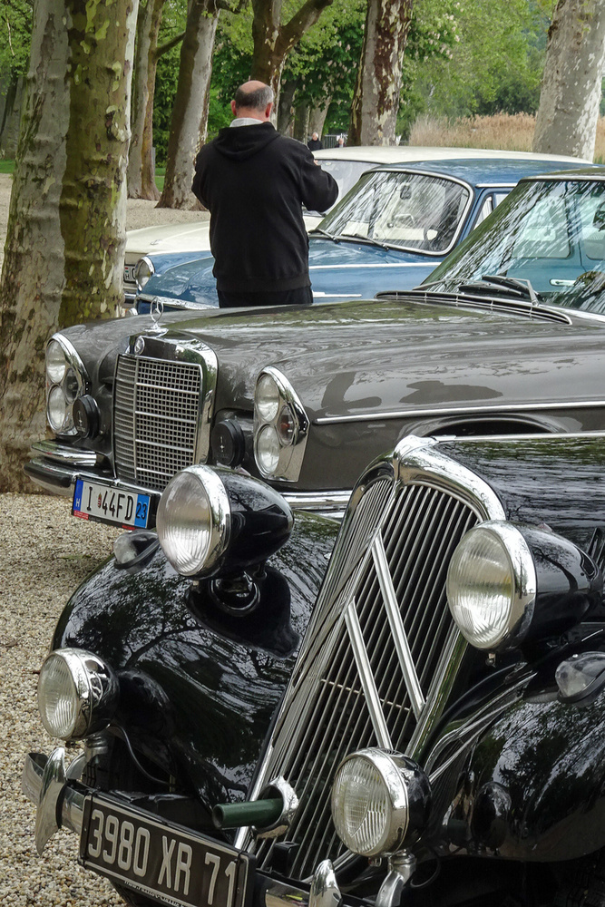 A Mercedes az új ideiglenes magyar, a Citroen az 1950-től 1993-ig használt, fekete alapon ezüst francia rendszámot viseli.