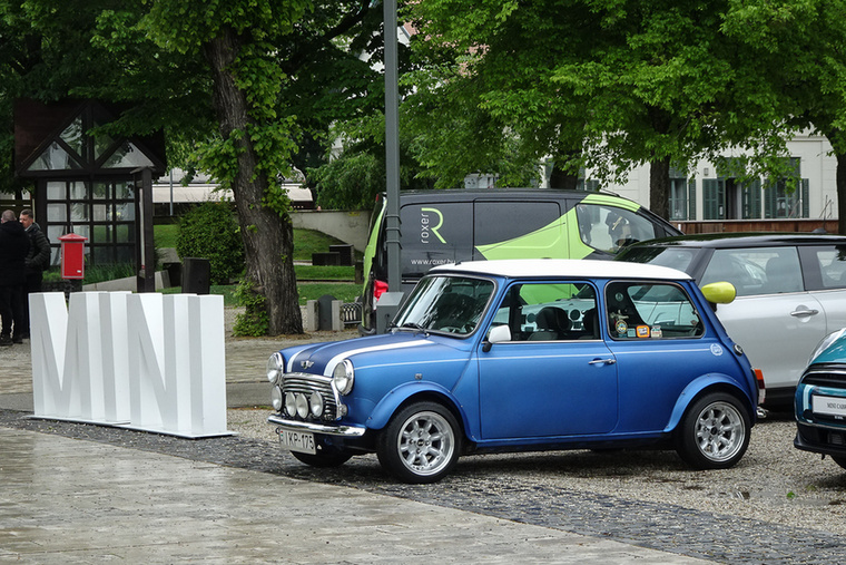 A BMW az idén 100 éves motoros üzletág megünneplése mellett a Miniről sem feledkezett meg.