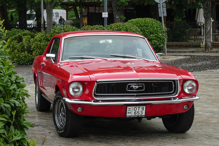 A veterános rendezvények kedvelt típusa a Ford Mustang, idén egy 1968-as kupé gurult ki a Tagore sétányra.