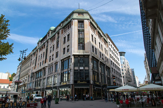 A Kasselik Alapítvány üzlet- és bérháza a Vörösmarty utcában