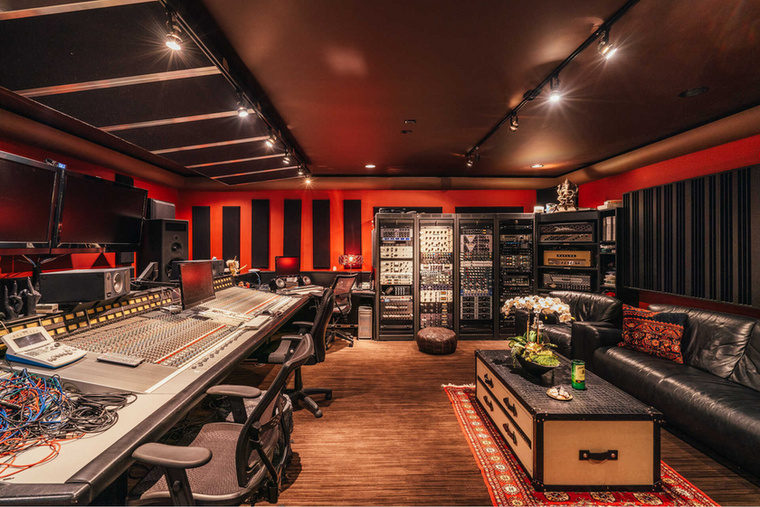 Világhírű zenész révén pedig nem meglepő, hogy egy teljesen felszerelt stúdió szobát is találunk Tommy Lee villájának pincéjében.&nbsp;