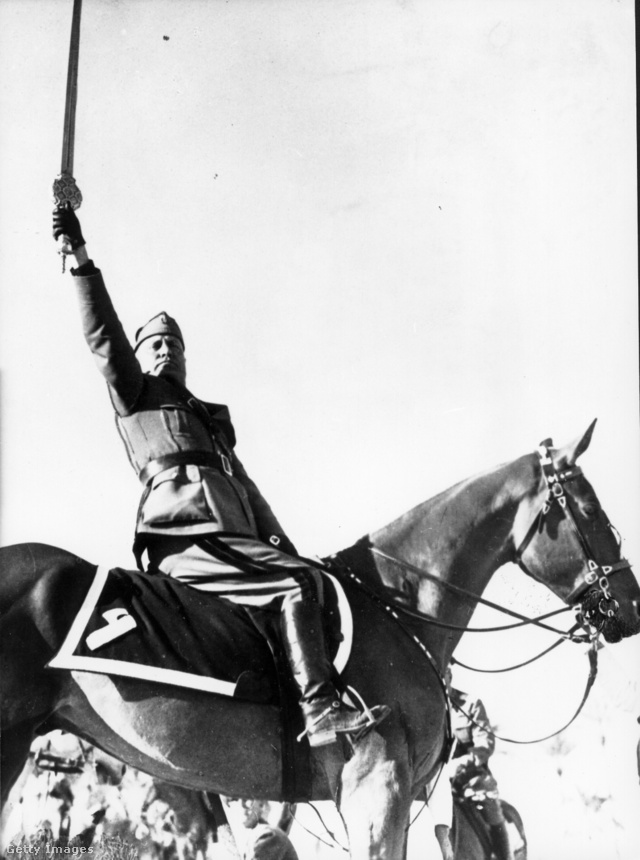 Mussolini magasba emeli az iszlám kardját