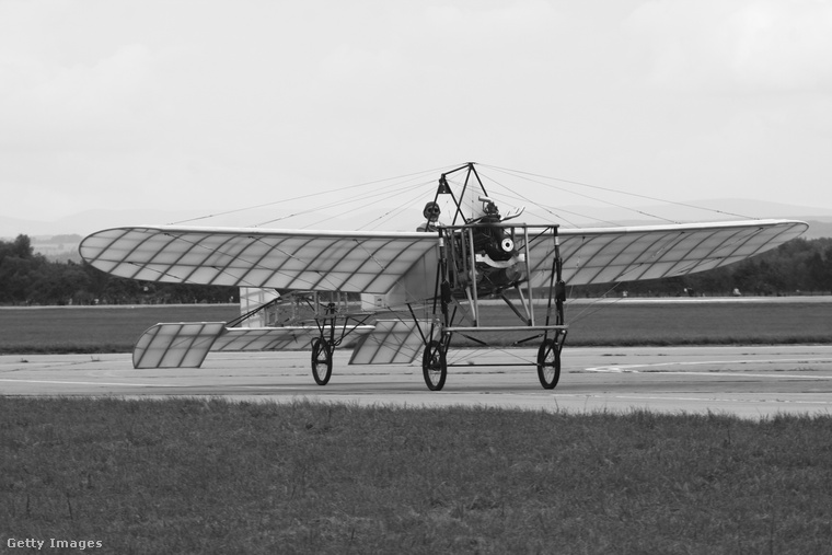 Repülőgép (1903) Wright fivérekA Wright fivérek, Orville Wright és Wilbur Wright nevét elsősorban az első, gyakorlatban működő repülőgép megtervezésével és megépítésével kapcsolatban, és az első irányítható, motorral hajtott, levegőnél nehezebb eszközzel való repülés kapcsán ismerhetjük, sok más repülési mérföldkő mellett.