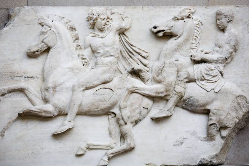 Az Elgin-márványok az i. e. 5. században épült Parthenón, vagyis a görög istenek és istennők előtt tisztelgő ókori templom részét képezték. A faragott lapokat 1801-1805-ben nagy darabokban távolították el, és Lord Elgin parancsára Angliába kerültek, aki abban az időben a brit görögországi nagykövet volt.