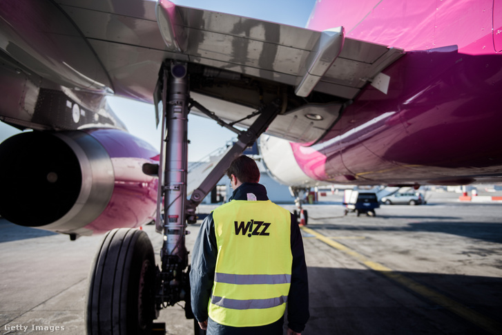 A Wizz Air földi személyzetének egy tagja ellenőrzést végez