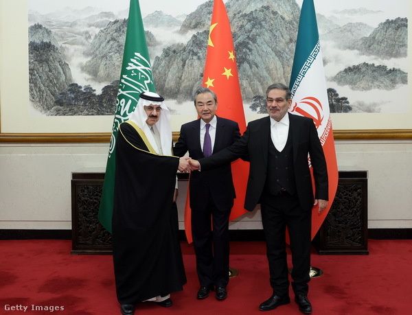 Musaad bin Mohammed Al-Aiban, Szaúd-Arábia államminisztere, Vang Ji, a Kínai Népköztársaság államtanácsosa és Ali Shamkhani admirális, Irán Legfelsőbb Nemzetbiztonsági Tanácsának titkára Pekingben 2023. március 10-én