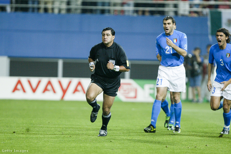 Byron Moreno játékvezető a 2002-es vébé Dél-Korea-Olaszország meccsén. (Fotó: Simon M Bruty / Getty Images Hungary)