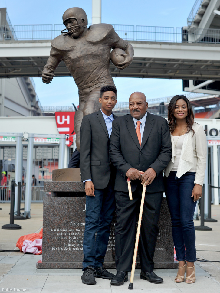 A Browns stadionjánál szobrot emeltek neki