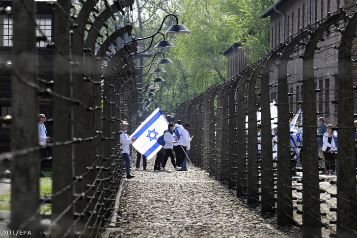 A holokauszt emléknapja alkalmából 28. alkalommal rendezett Élet menete nemzetközi felvonulás résztvevői indulásra várakoznak az egykori auschwitzi koncentrációs táborban a lengyelországi Oswiecimben 2019. május 2-án